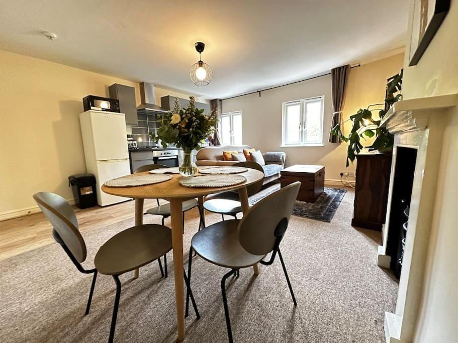 Airy central two-bed Suite Apartment in Bristol