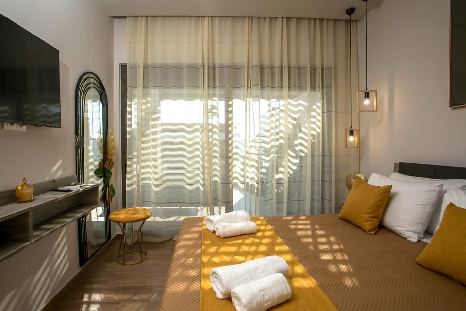 Bed, TV and multimedia, Photo of the whole room, Bedroom, towels