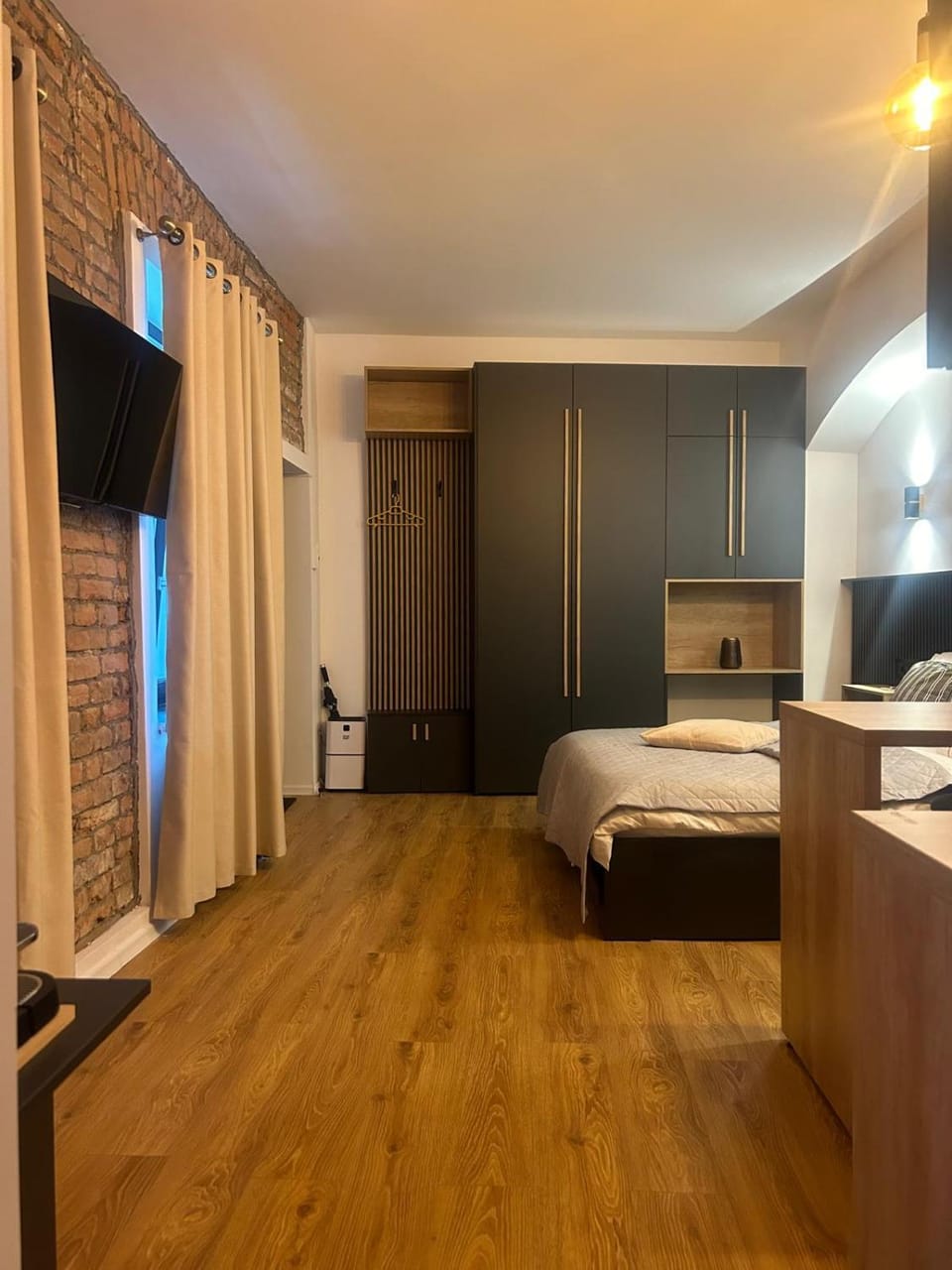 Bed, TV and multimedia, Bedroom, wardrobe