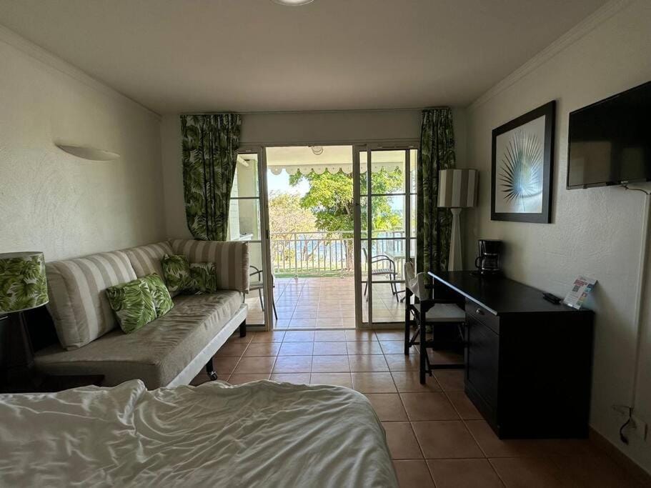 Studio Rose Porcelaine, vue mer Apartment in Sainte-Anne