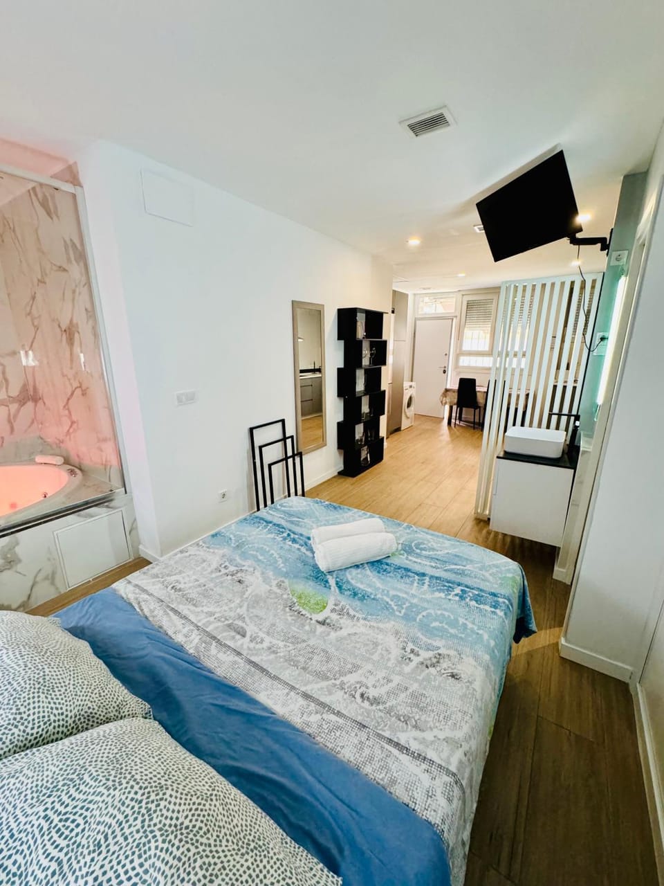 Bed, TV and multimedia, Photo of the whole room, Bedroom, towels
