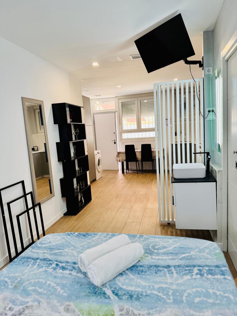 Bed, TV and multimedia, Kitchen or kitchenette, Photo of the whole room, Bedroom