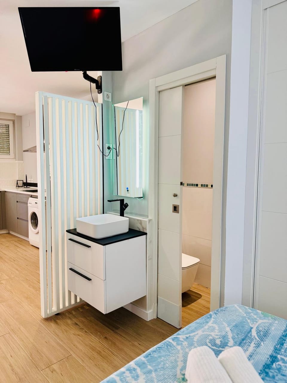 Bed, Bathroom, TV and multimedia, Kitchen or kitchenette, Photo of the whole room, Bedroom, towels