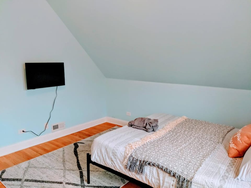 Bed, TV and multimedia, Photo of the whole room, Evening entertainment, Bedroom