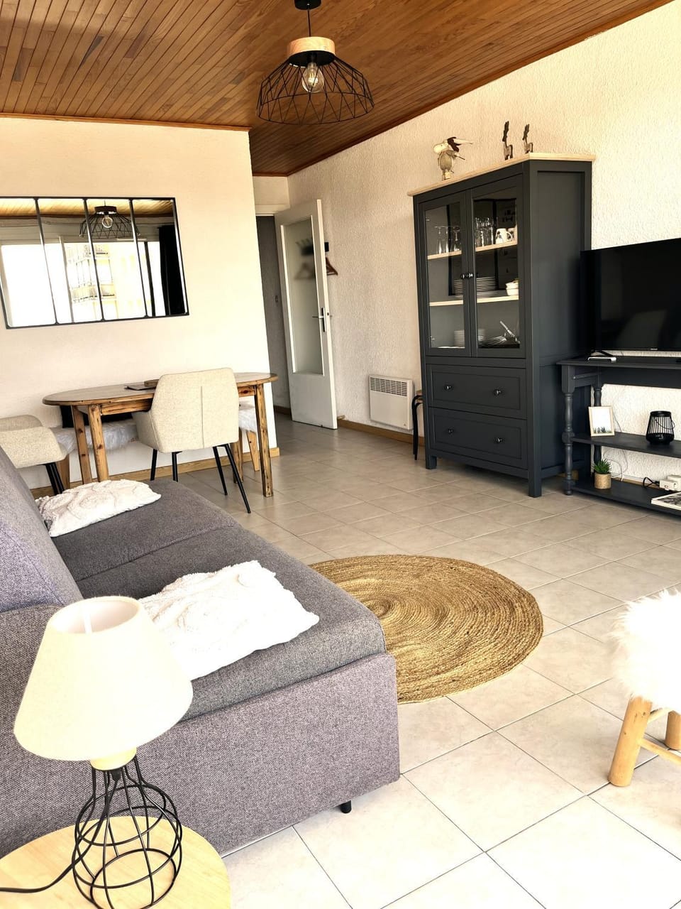 TV and multimedia, Living room, Seating area, Dining area, Bedroom