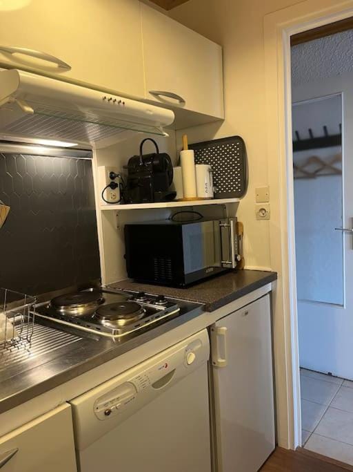 Coffee/tea facilities, Kitchen or kitchenette, dishwasher, oven, stove, toaster