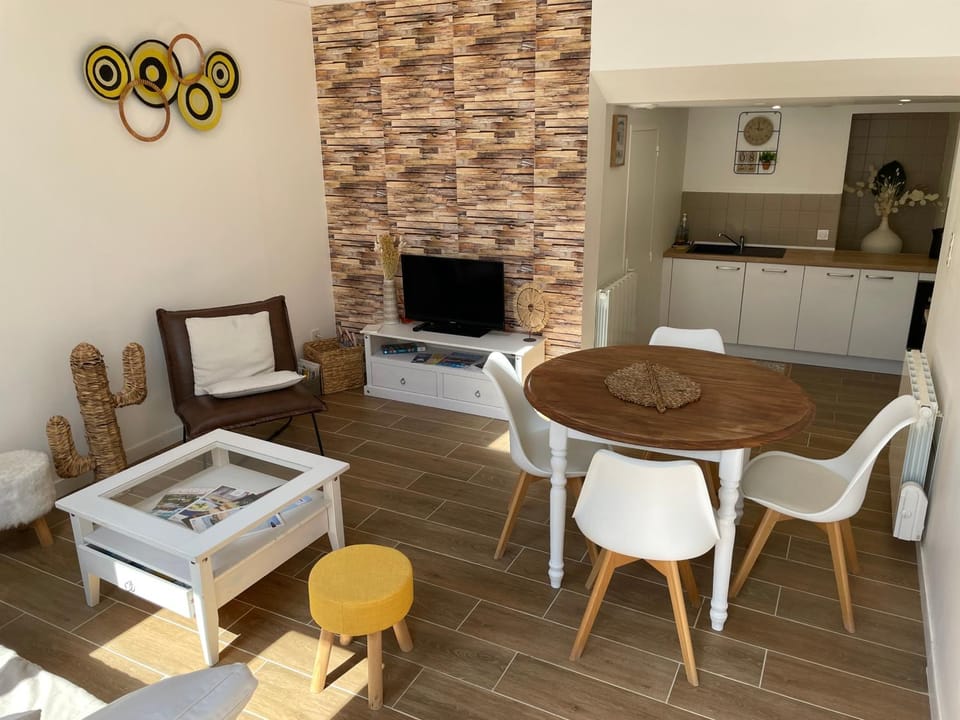 TV and multimedia, Living room, Dining area