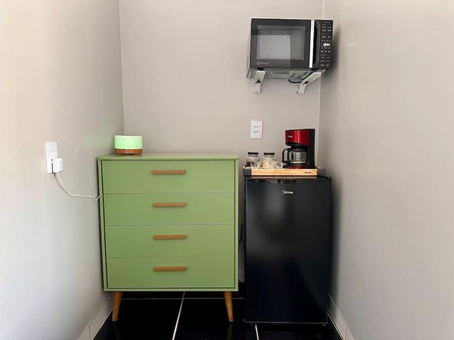 Kitchen or kitchenette, minibar