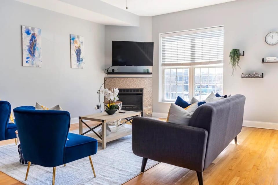 Communal lounge/ TV room, TV and multimedia, Living room, Seating area, Evening entertainment