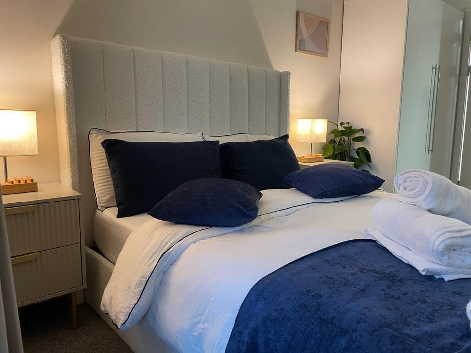 Bed, Bedroom, towels