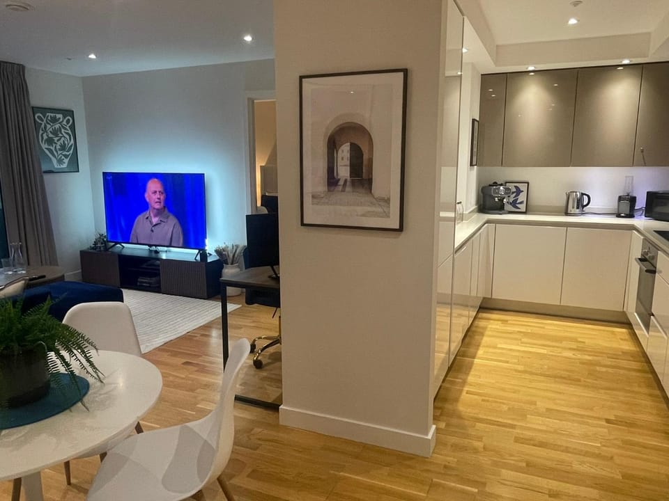TV and multimedia, Kitchen or kitchenette, Living room, Dining area, oven, stove
