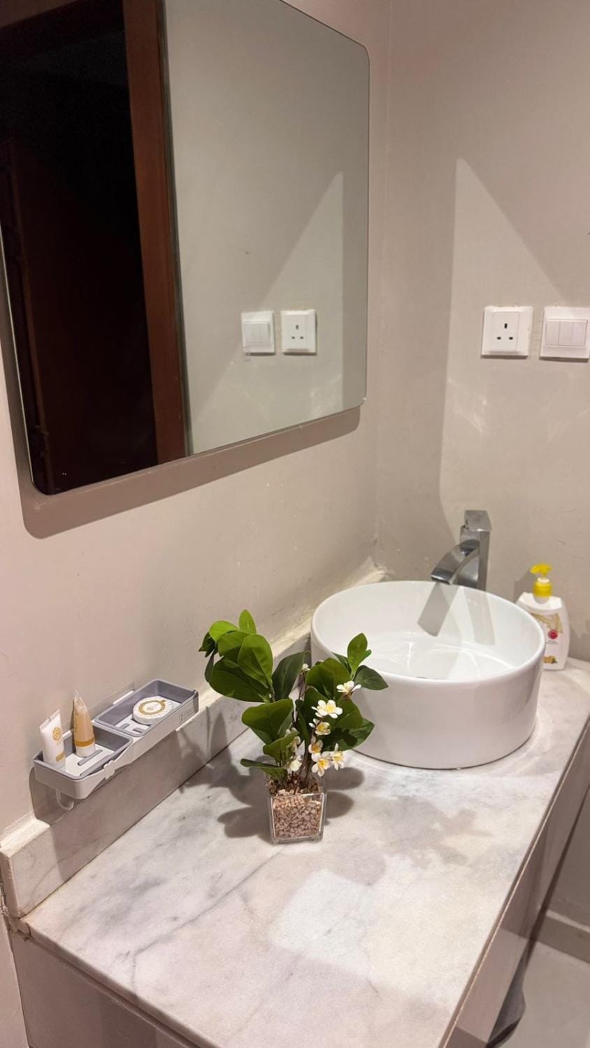 جناح غرفة وصالة واسعة بحي المروة 8دقايق من المطار Apartment in Jeddah