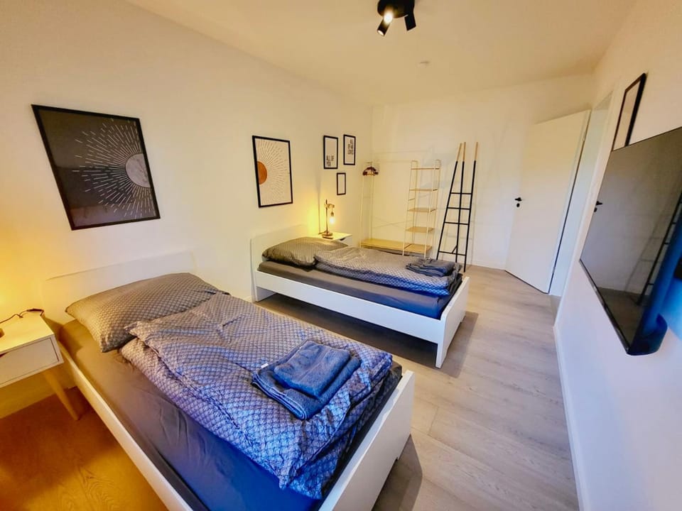 Bed, TV and multimedia, Bedroom
