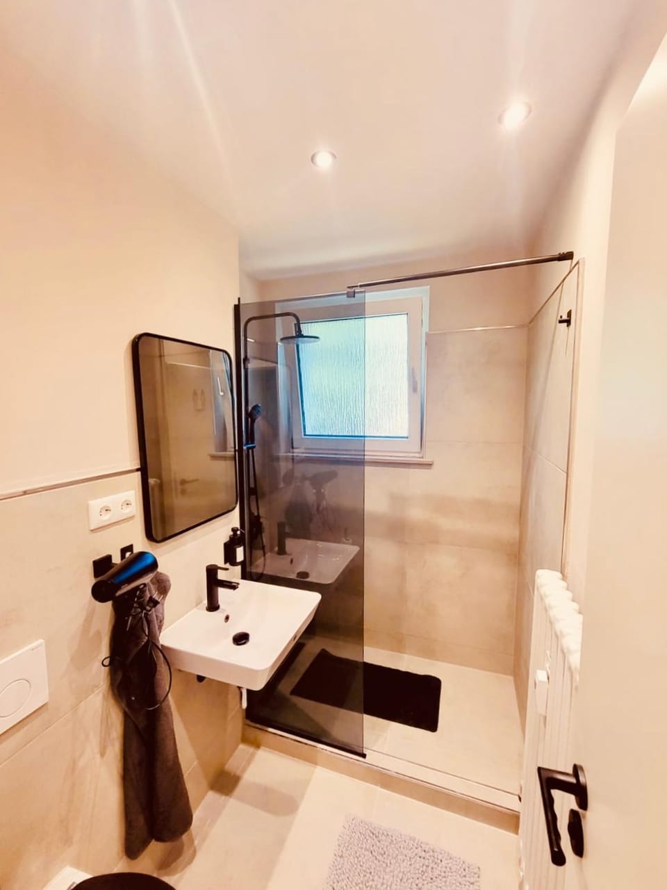 Shower, Toilet, Bathroom, towels