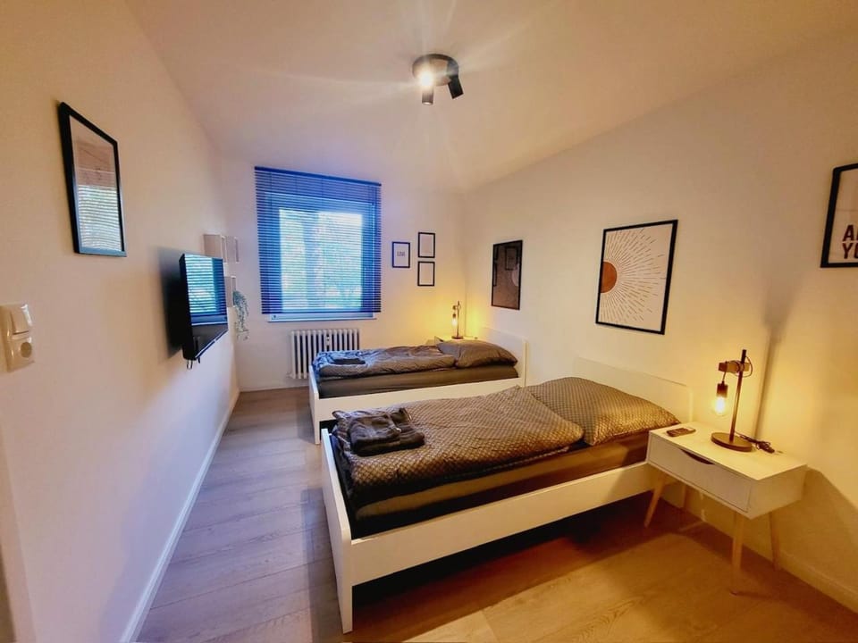 Bed, TV and multimedia, Bedroom