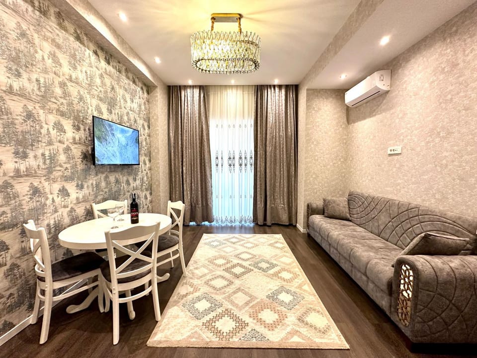 TV and multimedia, Living room, Seating area, Dining area