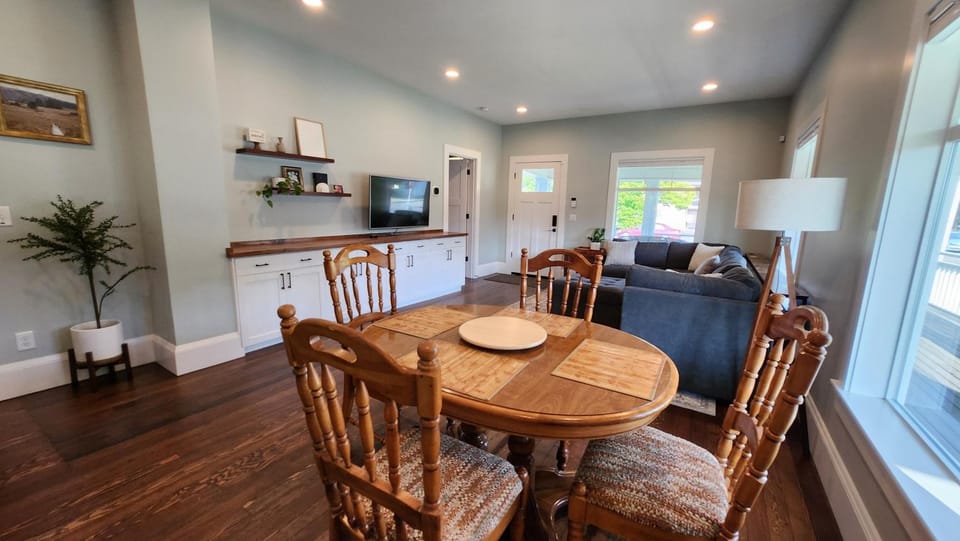 TV and multimedia, Living room, Dining area