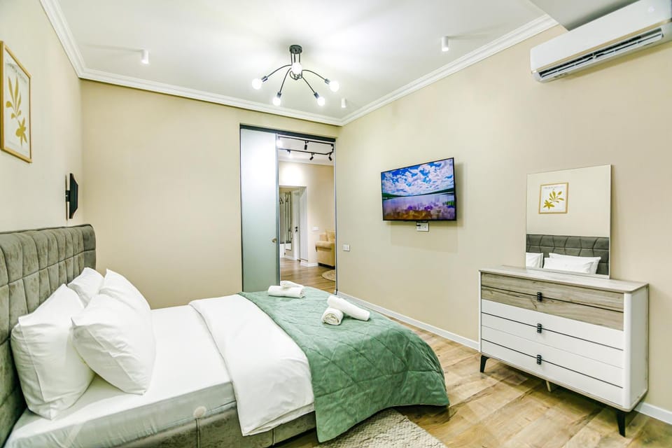 Bed, TV and multimedia, Photo of the whole room, Bedroom, air conditioner