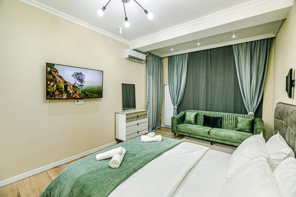 Bed, TV and multimedia, Photo of the whole room, Bedroom, towels