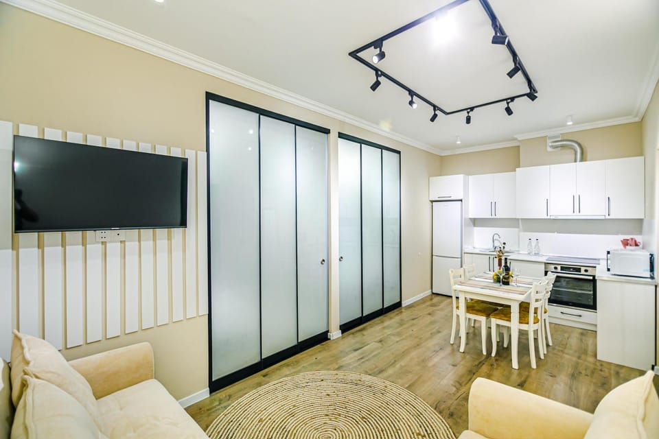 TV and multimedia, Kitchen or kitchenette, Living room, Seating area, Dining area, minibar, oven, stove