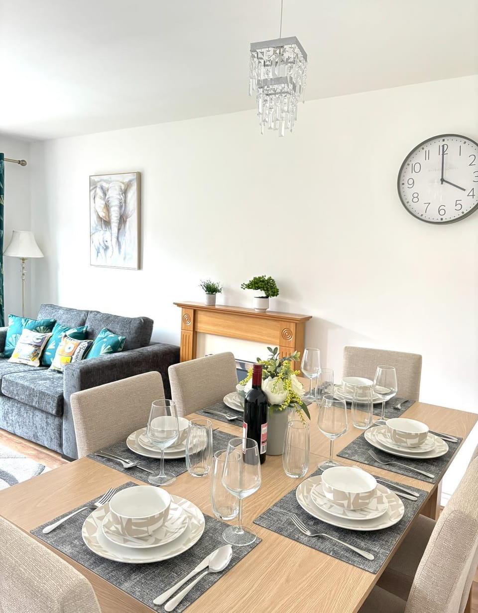 Living room, Seating area, Dining area