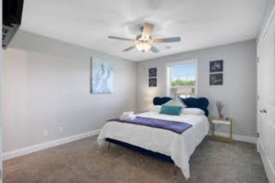 Luxury keyless free WiFi exit 11 Apartment in Clarksville