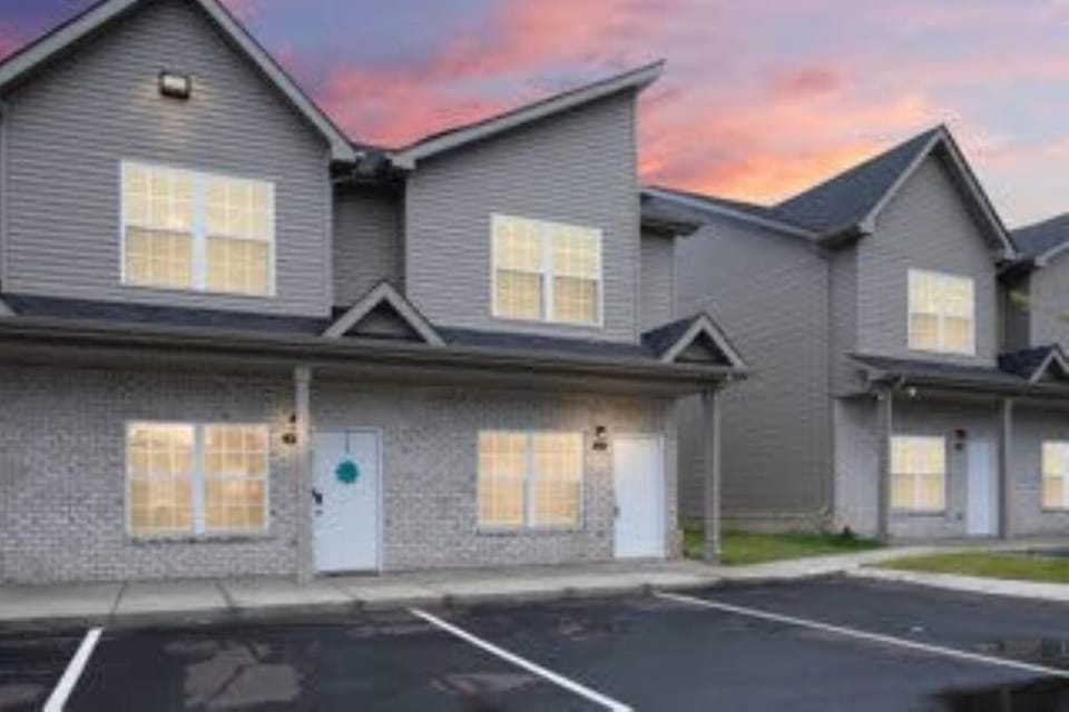 Luxury keyless free WiFi exit 11 Apartment in Clarksville