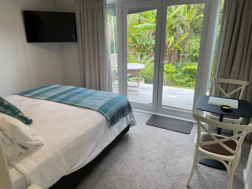 Bed, Dining area, Bedroom