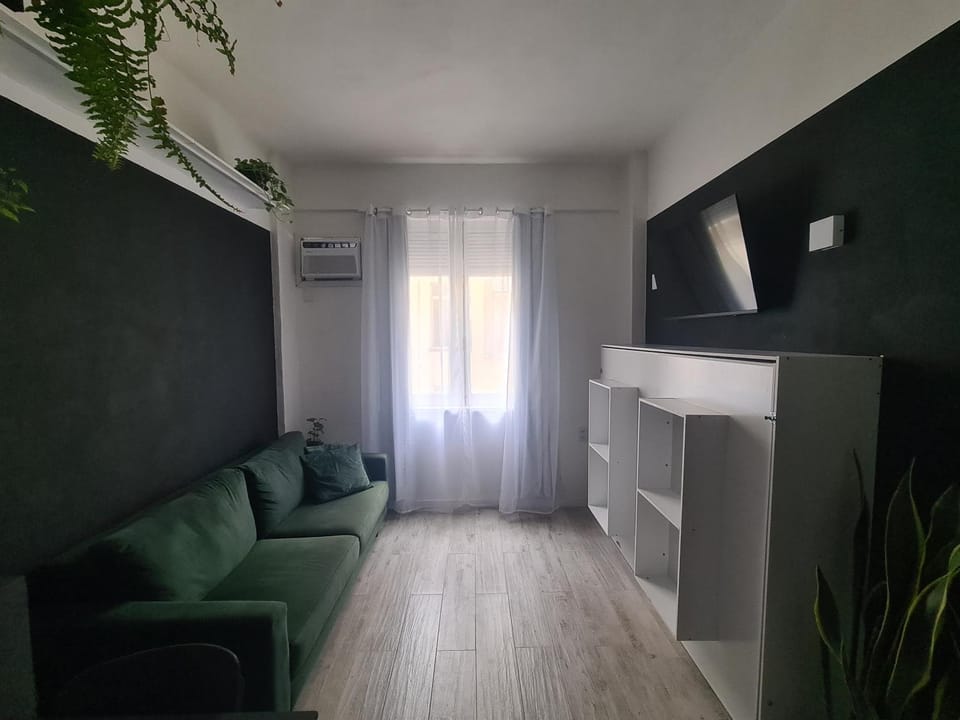 Communal lounge/ TV room, TV and multimedia, Living room, Seating area, air conditioner