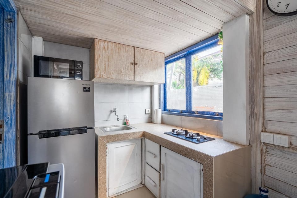 Kitchen or kitchenette, microwave, stove