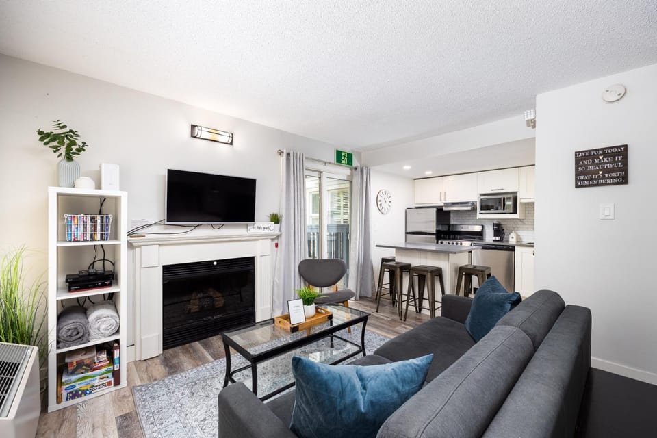 Studio Condo @ North Creek|Pool/Hot Tub/Crave TV House in Grey Highlands