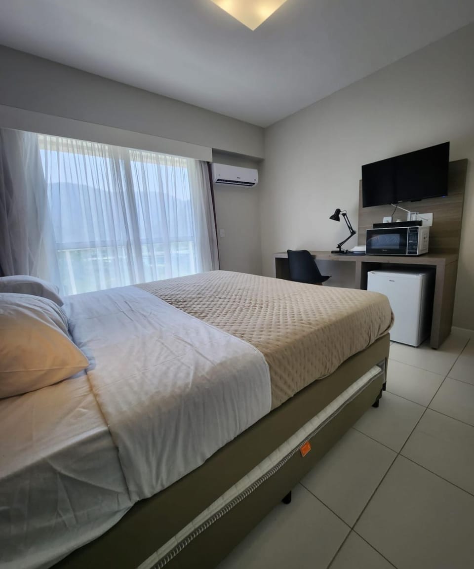 Bed, TV and multimedia, Photo of the whole room, Bedroom, minibar, air conditioner