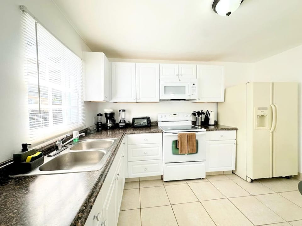 Modern Miami Family Cottage Beach 15 min House in Miami Shores