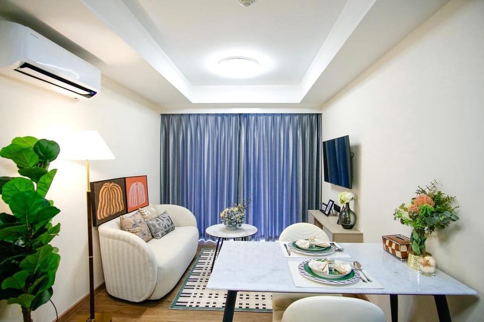 Patio, TV and multimedia, Living room, Decorative detail, Seating area, Dining area, Location, air conditioner