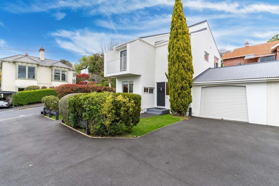 Property building, Garden, Parking
