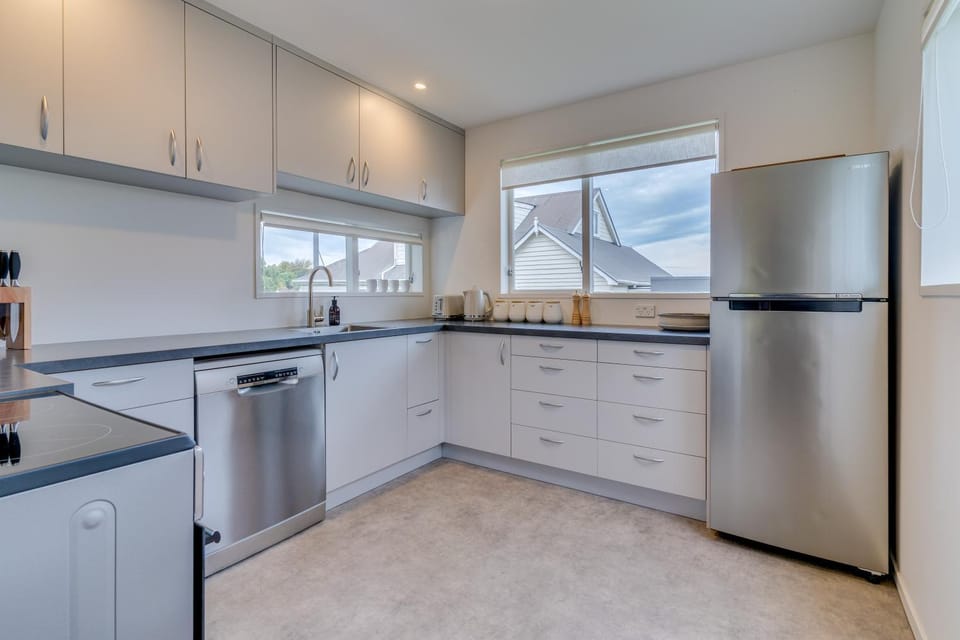 Coffee/tea facilities, Kitchen or kitchenette, dishwasher, oven, stove