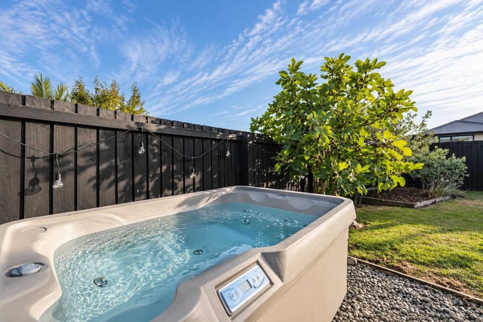 Zenith Escapes Your Quintessential 4BR Haven House in Christchurch