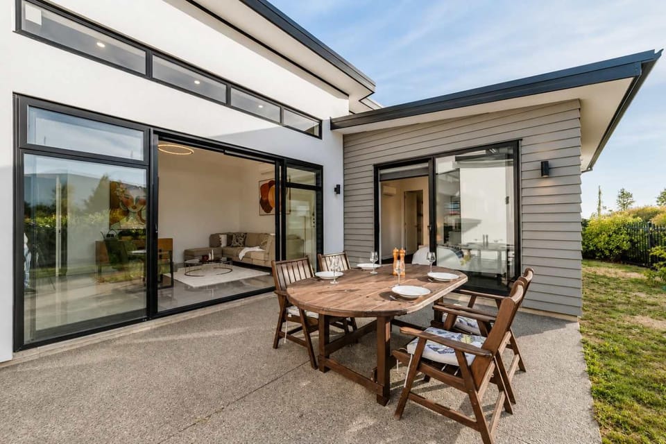 Zenith Escapes Your Quintessential 4BR Haven House in Christchurch
