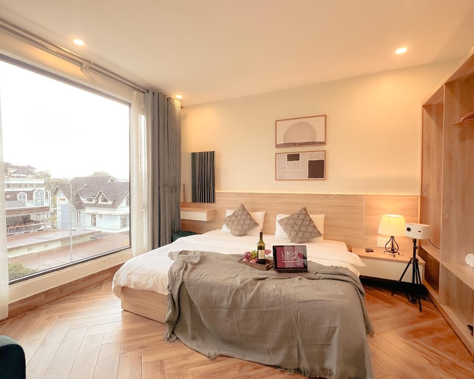 TV and multimedia, Living room, Photo of the whole room, Seating area, Bedroom
