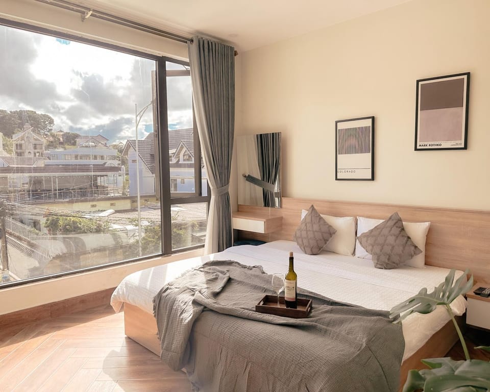 Bed, View (from property/room), Photo of the whole room, Seating area, Bedroom