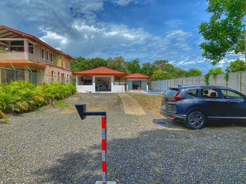 Property building, Day, Neighbourhood, Garden, Garden view, Parking