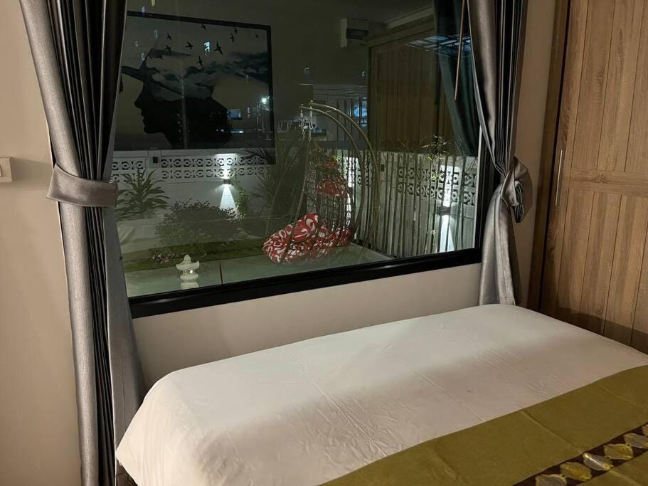 独立庭院 花园式的两卧两卫民宿 近mrt 2 House in Bangkok