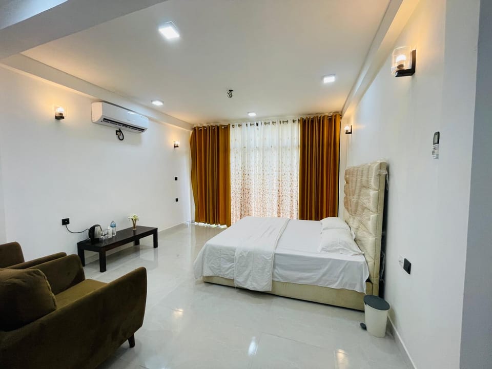 Bed, Seating area, Bedroom, air conditioner