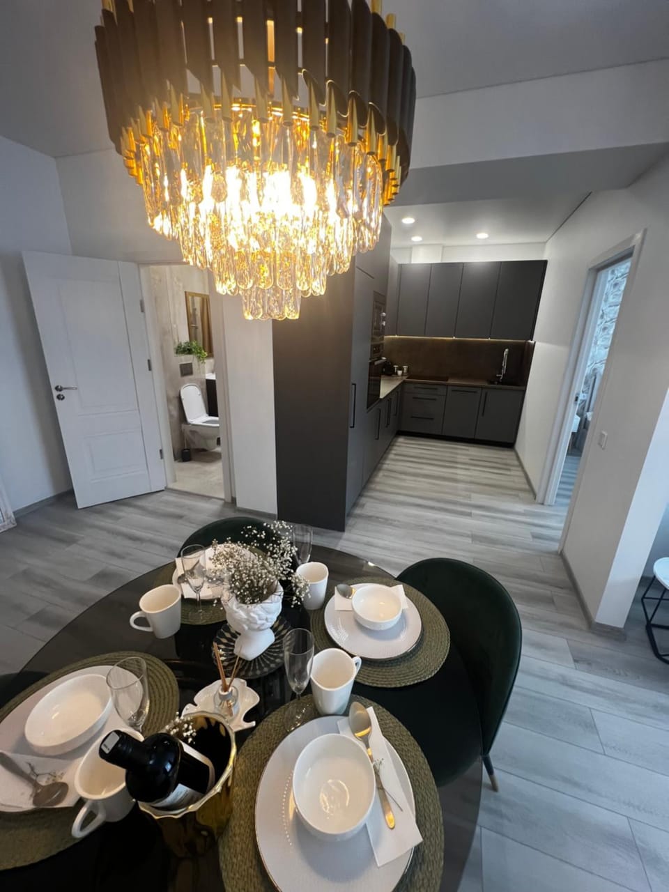 Kitchen or kitchenette, Dining area