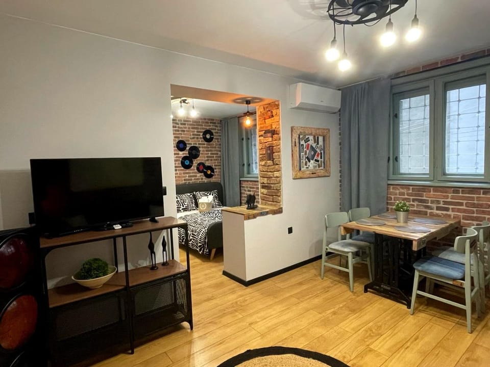 Communal lounge/ TV room, TV and multimedia, Living room, Seating area, Dining area, Evening entertainment