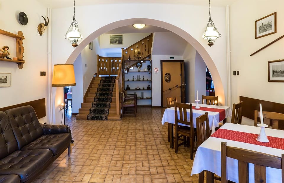Property building, Restaurant/places to eat