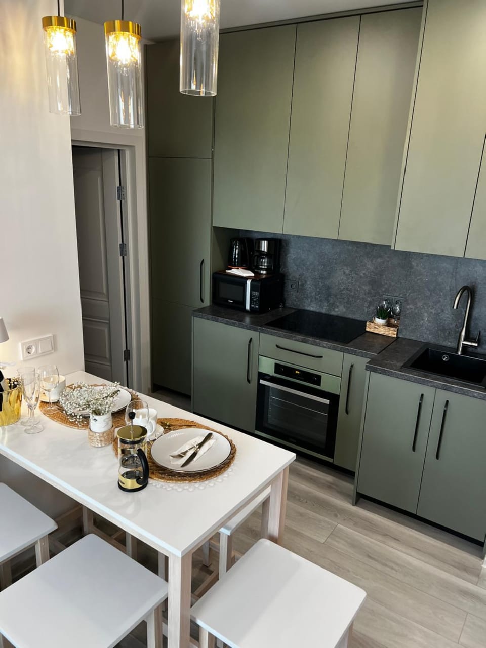 Coffee/tea facilities, Kitchen or kitchenette, Dining area, oven