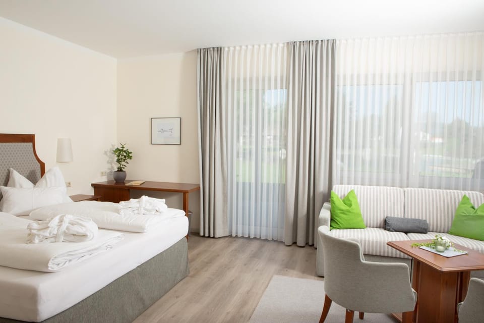 Bed, Living room, Photo of the whole room, Seating area, Bedroom