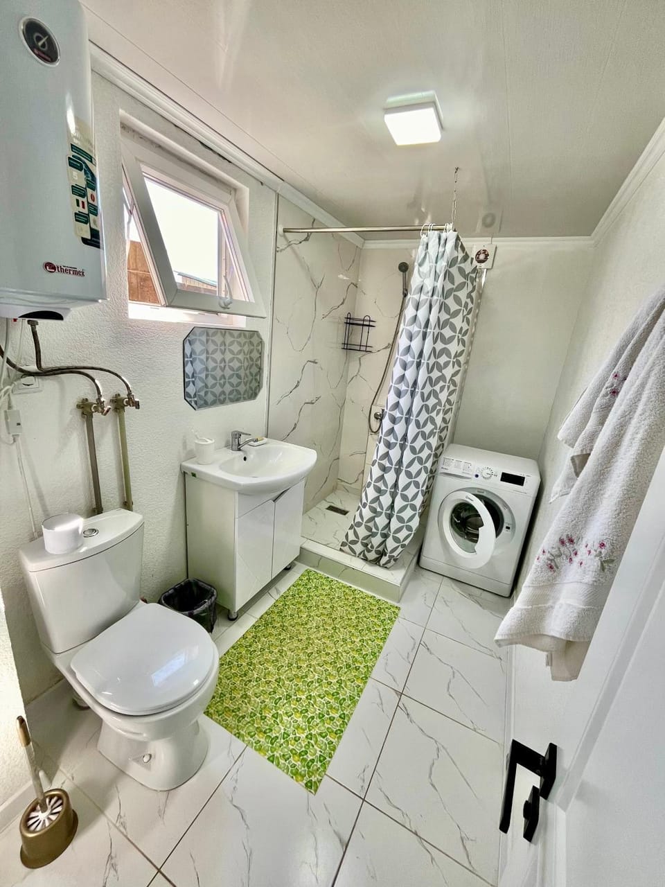 Shower, Toilet, Bathroom, towels, washing machine, washing machine