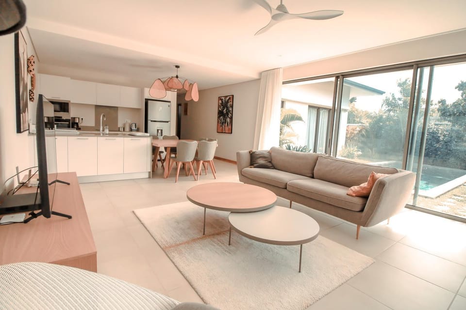 Kitchen or kitchenette, Living room, Seating area, Dining area